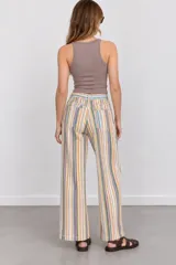 Pantalón de vestir tiro medio con diseño de rayas multicolor, corte recto y amplio, con bolsillos laterales.