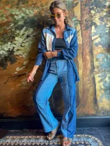 Camisa de jean con bloque de color blanco en la parte superior, de corte holgado y manga larga.