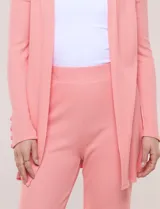 Pantalón jogger flare de tejido de punto con textura en relieve y tiro alto con pretina elastizada. Cuenta con corte de pierna ancha y tajos laterales en los tobillos.