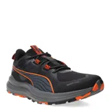 Championes de running Puma Lite Trail, color negro con detalles en naranja y gris. Presentan diseño técnico con malla transpirable, refuerzos sintéticos, cordones con patrón geométrico y suela con relieve para mayor tracción.