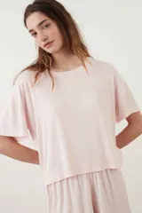 Remera gris melange de manga corta con tejido rib y corte holgado.