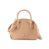 Cartera de mano estilo bowling color nude, confeccionada en símil cuero con herrajes plateados. Cuenta con doble asa fija, correa larga regulable y extraíble, y cierre principal superior. Presenta un aplique metálico con el logo de la marca en la parte frontal.
