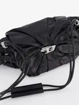 Bolso de hombro tipo baguette de cuero bovino negro, con diseño fruncido radial alrededor del cierre metálico con logo 'D'. Presenta cordones ajustables laterales y una correa de hombro desmontable.