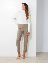 Pantalón de gabardina elastizada color fucsia, de corte recto y pretina ancha pespunteada. Tiene bolsillos simulados.