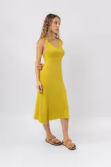 Vestido midi color crudo, de tejido acanalado, con escote en V y corte al cuerpo.