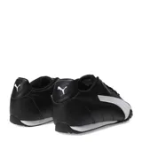 Championes Puma modelo Catch, de diseño urbano en color negro con detalles en blanco. Presentan cierre con cordones, logo de la marca en el lateral y en la puntera, y suela de perfil bajo.