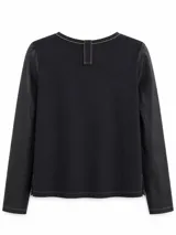 Remera de manga larga con cuello redondo, confeccionada con frente de lino con detalle de alforzas y espalda y mangas de algodón con spandex. Presenta un corte recto y aberturas laterales en el ruedo.