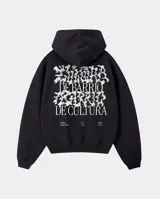 Canguro negro con capucha, de corte regular y ajuste cómodo. Presenta un estampado gráfico en la espalda con la frase 'Cultura de Barrio' en tipografía estilizada y detalles de marca en la parte inferior.