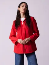 Campera impermeable marca Gallery de color rojo, con cierre frontal completo, bolsillos laterales y ajuste en la cintura. Cuenta con detalles de avíos metálicos plateados y diseño funcional con capacidad de autoguardado.