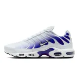 Championes Nike Air Max Plus con diseño degradado de blanco a violeta. Presentan la icónica estructura de líneas onduladas en el lateral, el logo de Nike en negro y la tecnología Air visible en la suela blanca.