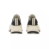 Championes Converse modelo Run Star Crush, color negro con plataforma alta y suela track dividida en tono crudo.