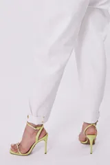 Sandalias de fiesta color amarillo flúor con taco aguja alto, tira delantera con apliques de strass y pulsera al tobillo con hebilla.