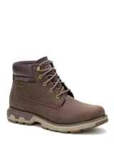 Bota de cuero de grano completo en color marrón chocolate, con diseño impermeable, cuello acolchado, cierre de cordones con ojales metálicos y suela de goma resistente inspirada en maquinaria pesada.