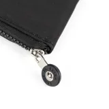 Billetera negra con cierre, confeccionada en poliéster. Cuenta con 13 compartimentos internos y un bolsillo con cierre. Tiene el logo de la marca en el frente.