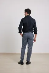 Camisa de vestir blanca de algodón con cuello italiano y mangas largas.