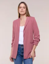 Blazer de crep color bordó de la marca BBJ, con cuello solapa, bolsillos delanteros y mangas tres cuartos con frunce.
