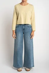 Remera color amarillo pastel de algodón peinado, corte recto y mangas largas.