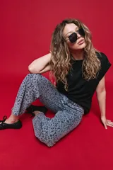 Jean de corte recto con estampado animal print en tonos grises y negros, de tiro medio y diseño relajado.