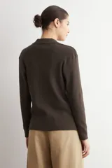 Sweater de punto acanalado color marrón, con cuello polo y escote en V, de manga larga y calce holgado.