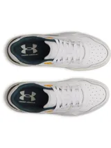 Championes Under Armour modelo Flex, de diseño urbano en color blanco con detalles en verde oscuro, amarillo y suela color caramelo. Confeccionados en cuero premium con entresuela de EVA para mayor amortiguación.