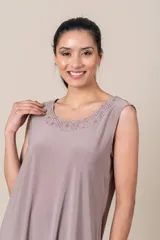 Conjunto de vestido corto con bordado delicado en hilo dorado en el escote y túnica combinada con tul, color lila.