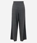 Pantalón de sastrería de corte recto y tiro medio, con estampa a cuadros en tonos de gris. Cuenta con cierre frontal discreto y detalles laterales contrastantes.