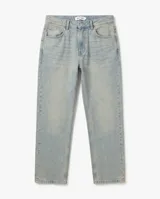 Pantalón jean de corte recto y tiro medio, en color celeste claro con efecto desteñido y lavado ácido.