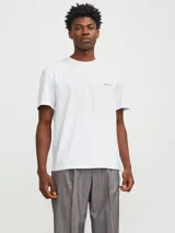 Remera de manga corta y cuello redondo con fit relaxed, color blanco, con pequeño estampado tipográfico en el pecho.