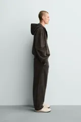 Pantalón jogger balloon fit de hombre, color negro con efecto lavado, confeccionado en algodón con interior afelpado. Cuenta con cintura elástica, bolsillos laterales y detalle de bolsillos traseros.