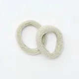Pack de 10 gomas elásticas para el pelo en tonos variados, incluyendo verde oliva, beige, rosa suave y texturas brillantes.