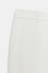 Pantalón ZARA Woman Collection de tiro medio y corte recto, confeccionado en hilatura con mezcla de lino en color blanco. Cuenta con cintura con trabillas, bolsillos laterales ocultos en costura, detalle de raya planchada y cierre frontal con cremallera, botón y ganchos metálicos.