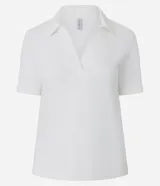 Polo de manga corta color marrón, con cuello abierto y tejido de suedine de algodón BCI.