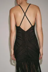 Vestido largo marrón de la ZW Collection de Zara, confeccionado con tejido de punto calado y diseño geométrico. Presenta escote en V, tirantes finos cruzados en la espalda y falda terminada en flecos largos.
