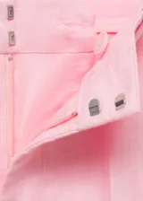 Pantalón de lino color rosado, con diseño recto, tiro alto y bolsillos laterales. Cuenta con trabillas y cierre oculto.
