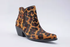 Botinetas texanas de caña corta con estampado animal print, taco bajo y cierre lateral.