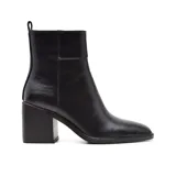 Botas de cuero negro con caña corta, punta cuadrada y taco alto de bloque.