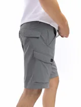 Bermuda de trekking color caqui, corte clásico, con múltiples bolsillos funcionales, incluyendo bolsillos cargo con cierre y botón. Presenta presillas para cinturón y cierre de botón y cremallera.