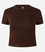 Blusa cropped de manga corta y cuello redondo, confeccionada en tejido rib acanalado de color marrón oscuro.