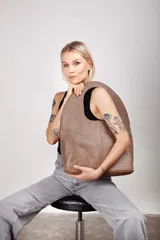 Bolso tote color marrón topo de cuero sintético, con diseño minimalista y manijas cortas.