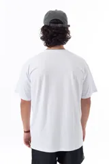 Remera blanca de algodón con logo pequeño estampado en el pecho.