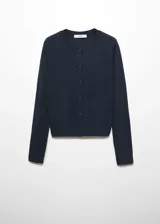Cardigan de punto fino color azul marino, con cuello redondo, manga larga y cierre frontal con botones. Presenta un diseño recto con terminaciones en canalé.