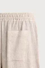 Pantalón relaxed fit de lino color negro, con cintura elástica ajustable con cordón y bolsillos frontales.