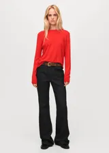 Sweater de punto fino color rojo, con cuello redondo y manga larga de diseño recto.