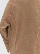 Remera de manga larga con cuello redondo, confeccionada en algodón con efecto lavado. Presenta costuras decorativas en color contrastante en sisas, mangas y frente, con un corte holgado y logo bordado en el frente.