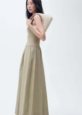 Vestido midi de diseño combinado con cuerpo de algodón acanalado y falda evasé con panel fruncido en la cintura. Presenta cuello escotado y tirantes anchos.