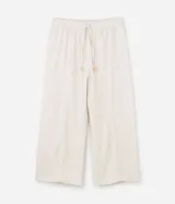 Pantalón de sarga color beige, modelo pantacourt (largo a media pantorrilla) con elástico y amarre en la cintura.