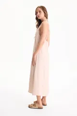 Vestido largo negro de corte holgado, con escote en V y tirantes finos tipo halter.