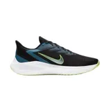 Championes de running Nike Zoom Winflo 7, color negro con detalles en azul oscuro y logo Nike en verde lima. Presentan una entresuela blanca con tecnología de amortiguación y suela de goma en tono verde.