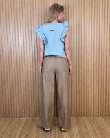 Pantalón de denim claro, con cintura elástica fruncida y corte wide leg de pernera ancha.