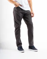 Pantalón de gabardina negro, corte recto, con bolsillos laterales y traseros.